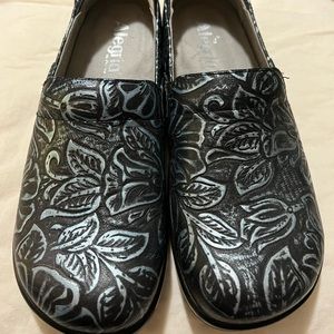 Algeria nursing clog